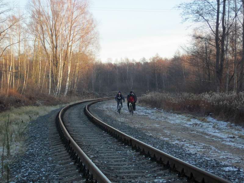 Едем вдоль железной дороге к Алконафте