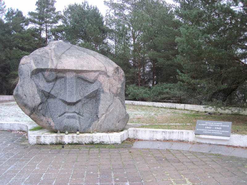 Заехали к памятнику советским воинам