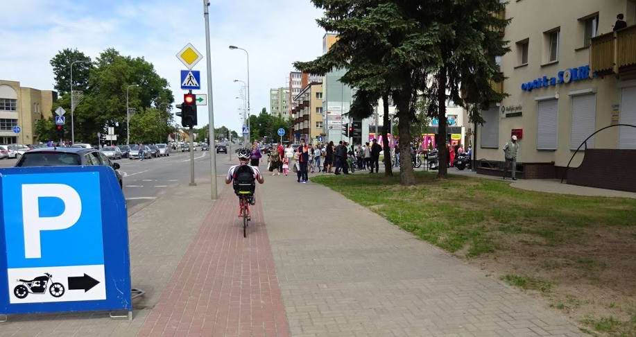 Едем по велодорожке в Таураге.