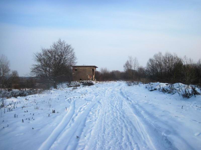 Едем по насыпи от железной дороги