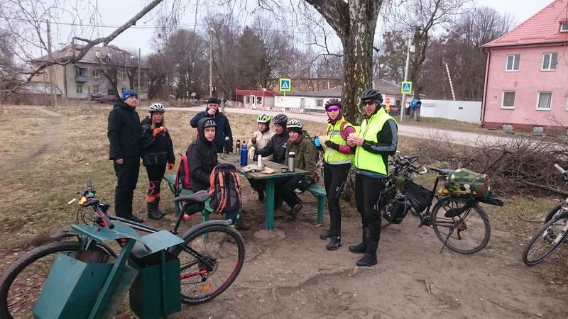 Привал в п. Черепаново, через минуту пронесутся рандоннеры