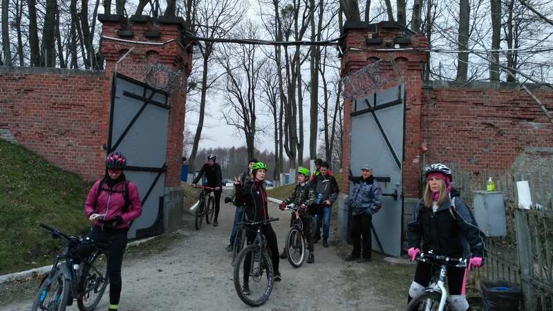 Велогруппа у въезда в форт.