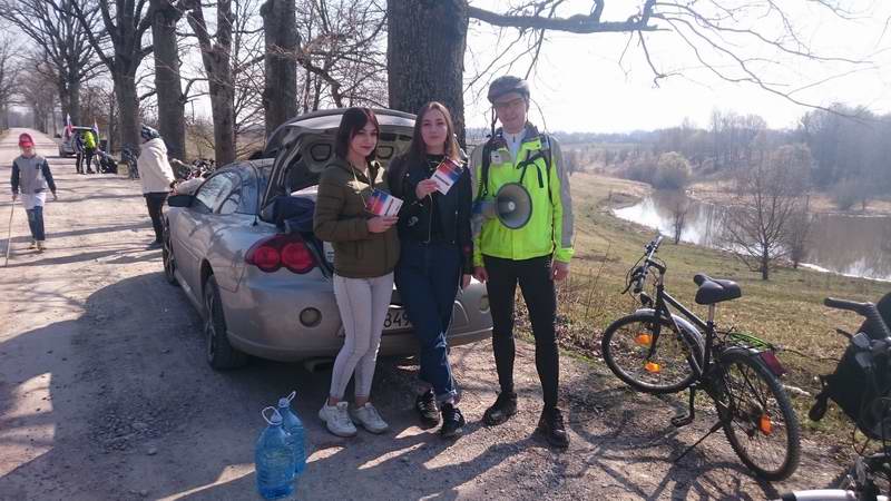 Машина сопровождения, девчонки волонтеры, наливают водички