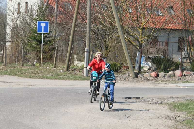Один из младших участников велопоезди, с мамой