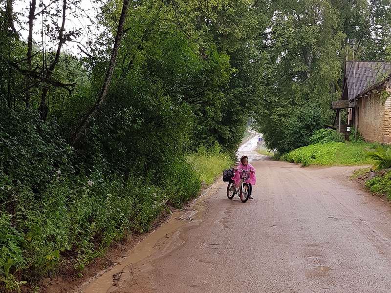 Дариана поднимается в горку пешком