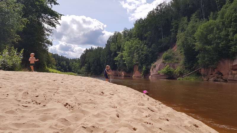 Дети радуются песчаному пляжу