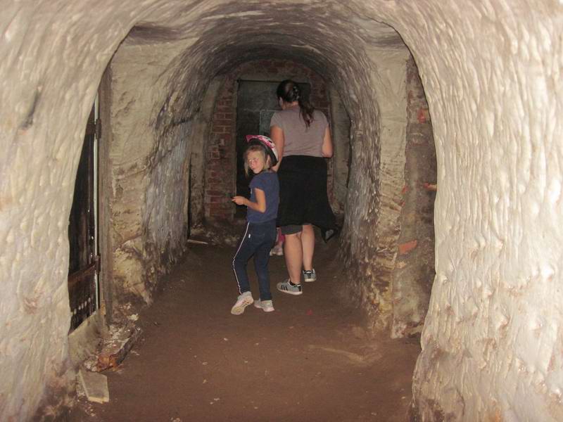 Подземный ход с закрытыми комнатушками, где хранится вино