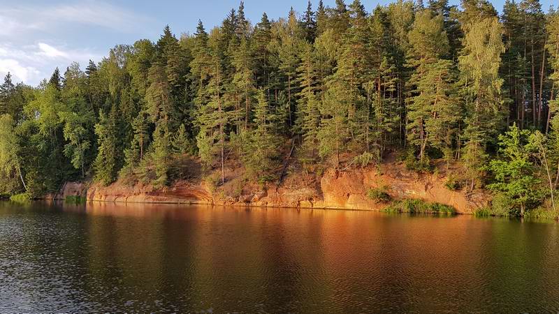 Живописные скалы на берегу водохранилища ГЭС