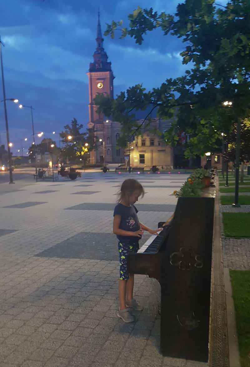 Сделали остановку в Йонишкисе, чтобы Дариана позанималась на пианино