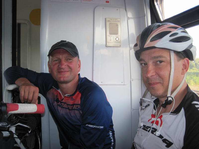 Едем на поезде в Советск. На фото Роман Парфёнов и Иван Синилов