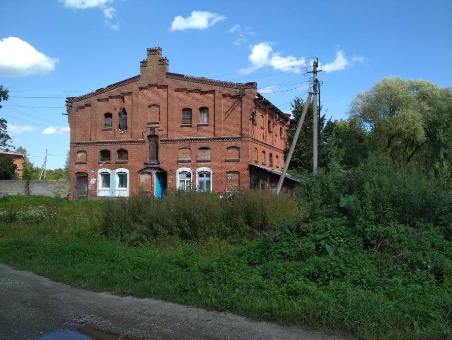 На первом этаже вроде даже живут