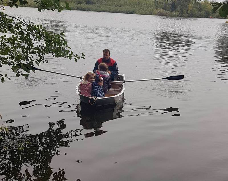 Утро. Дариана катает семью на лодке