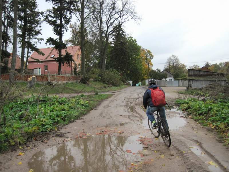 Дмитрий Пасека лавирует между лужами во втором Садовом