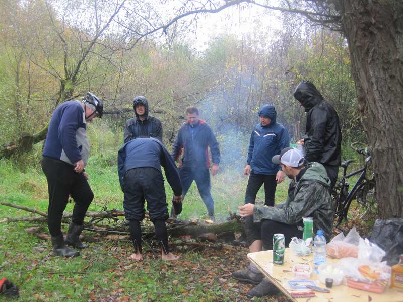 На другом берегу уже накрыт стол и разводится костёр