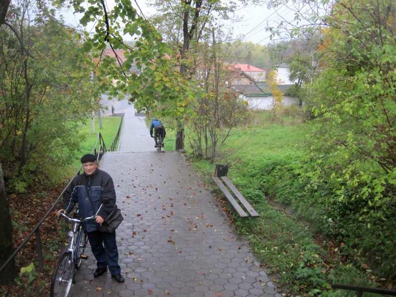 Спуск к Анграпе. На фото месный житель и Алексей Кулеш, едущий по лестнице