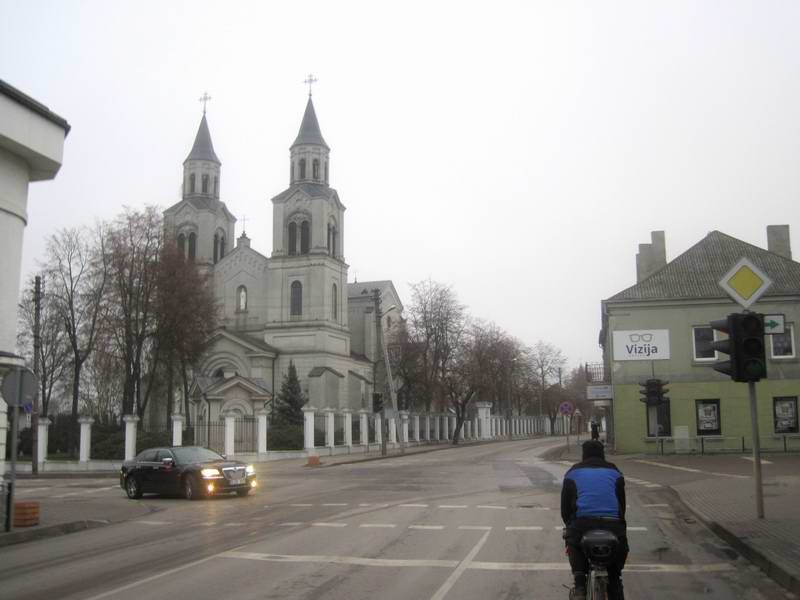 Едем мимо католической церкви в Вилкавишкисе