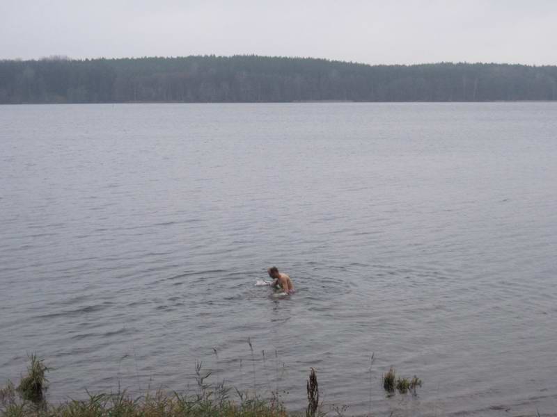 Андрей Тимофеев купается в Виштынце
