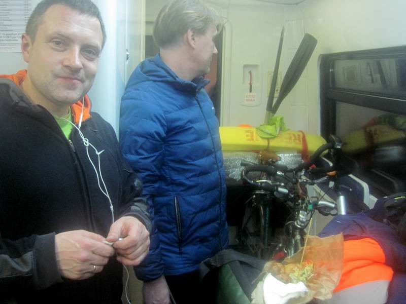 В поезде встретились с остальными участниками приключения - Никитой Никитиным и Вадимом Лапкиным