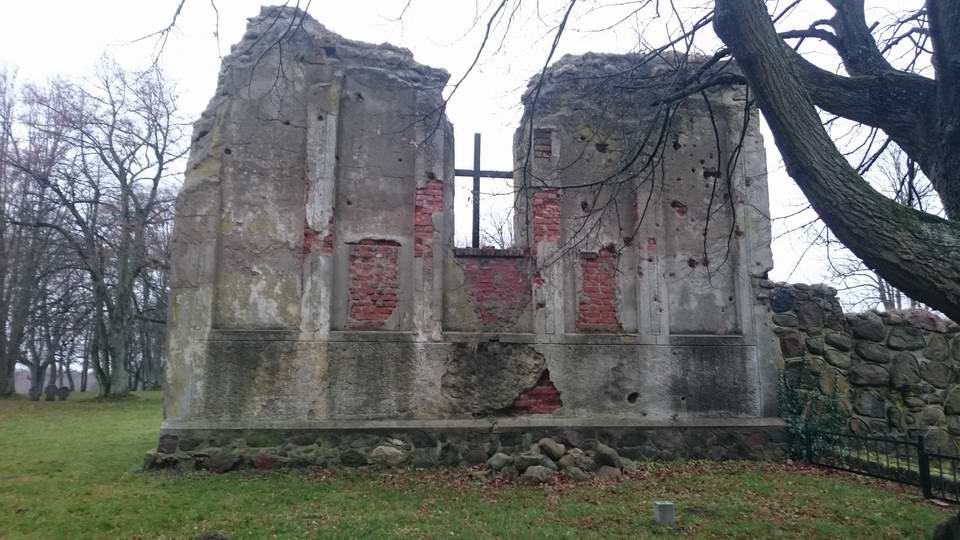 Вид на остатки колокольни, она же самая высокая часть здания