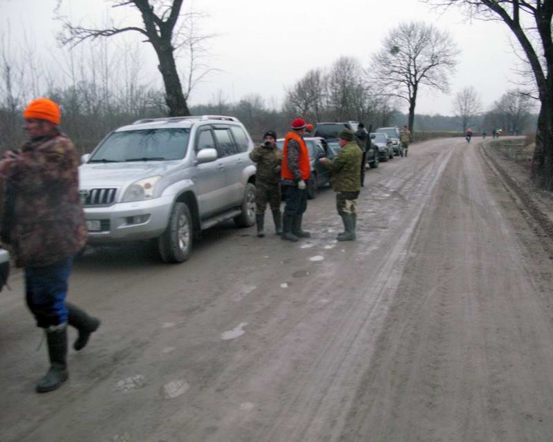 Группа охотников по дороге на Колосовку