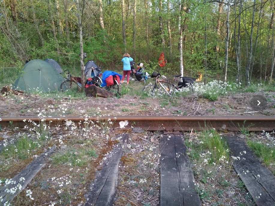 Лагерь близ моста