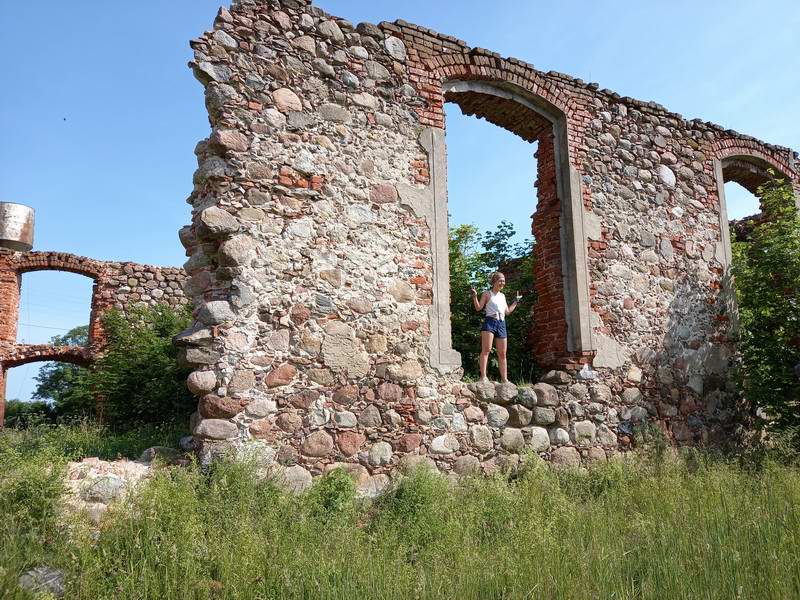 Екатерина Горбунова в окне кирхи