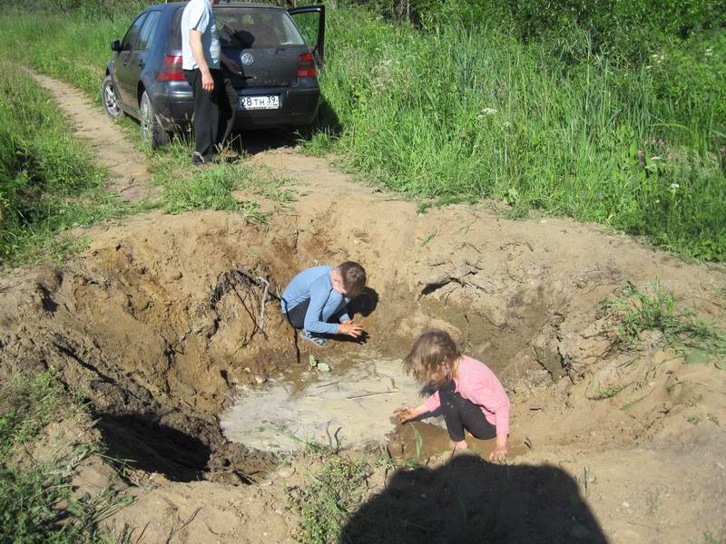 Дети играют в песочнице