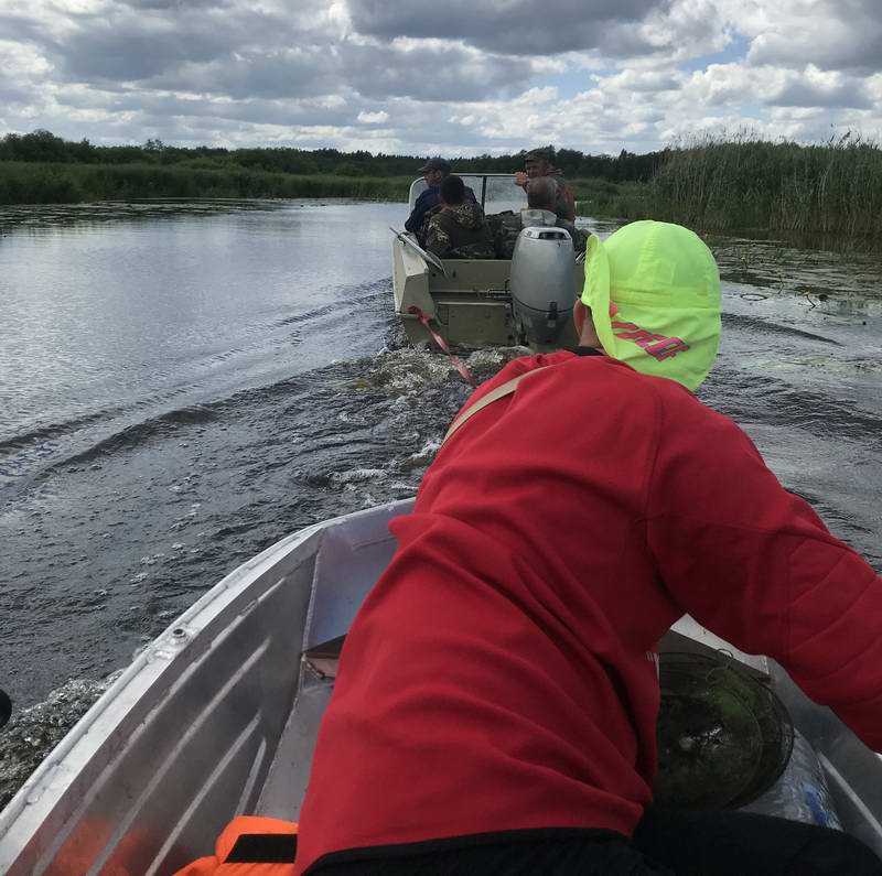 Лодочников взяли на буксир рыбаки на моторной лодке