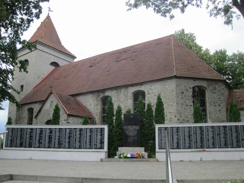 Братская могила и кирха в Невском