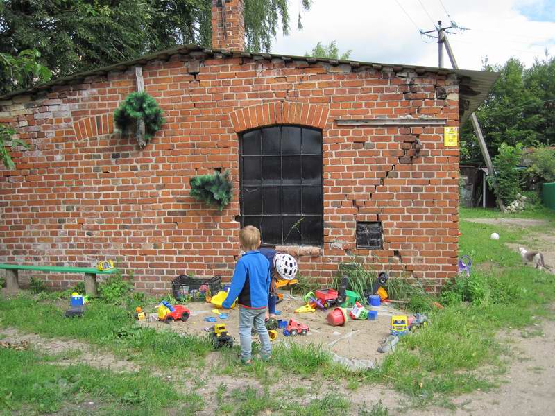 Детей заинтересовали игрушки в песочнице