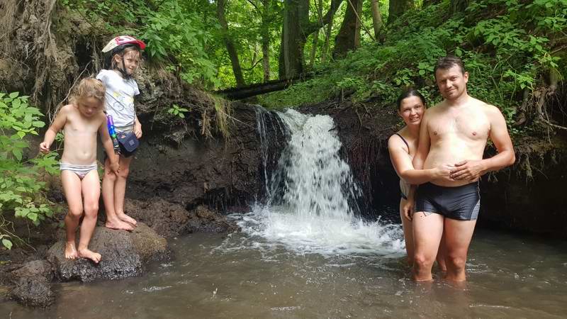 Семья Мезеновых в водопаде