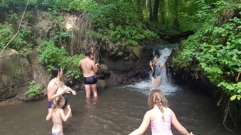 Надежда Михаленко в водопаде