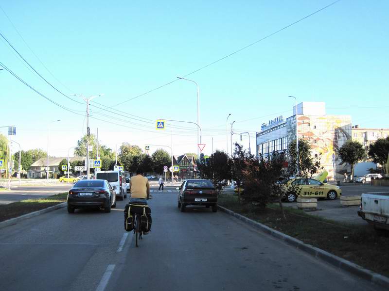 Проезжаем перекрёсток улиц Горького и Калининградской