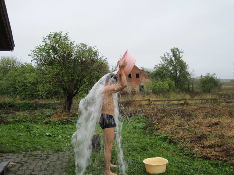 Андрей Громов обливается холодной водой