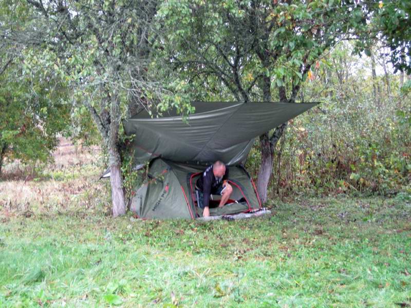 Анатолий Косинов вылезает из палатки
