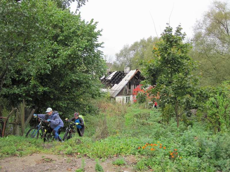 Выходим на дорогу через заброшенный участок