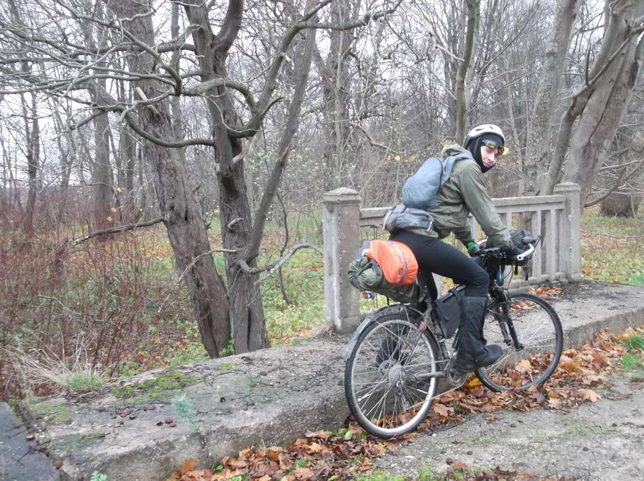 Меняет быстро осень на белила,