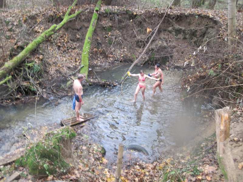 Народ купается