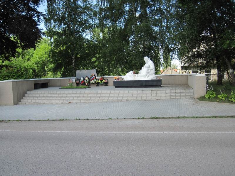 11:20. Памятник ВОВ в Жилино