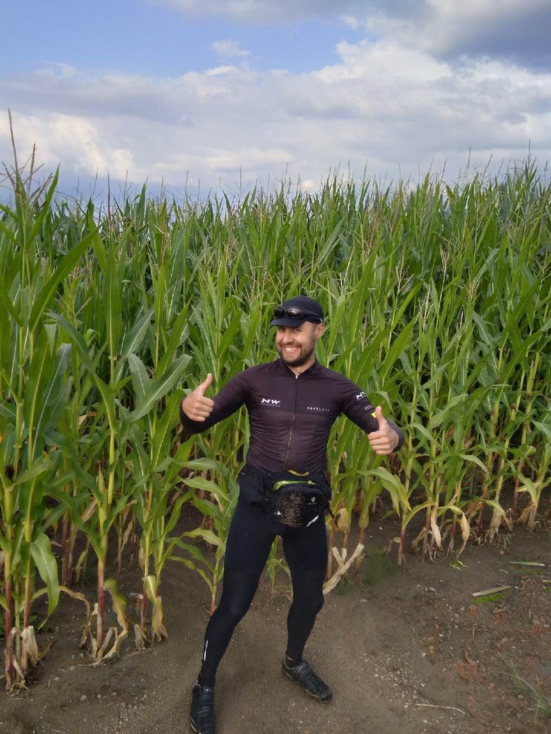 Валерий Шумейко в кукурузном поле