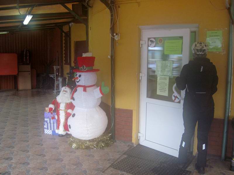 Дед Мороз и снеговик приглашают зайти внутрь