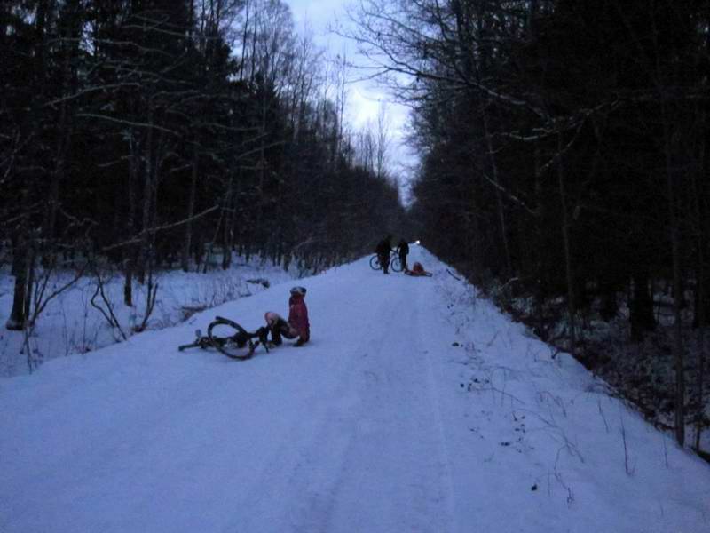 Скользкая дорога. Все девушки попадали