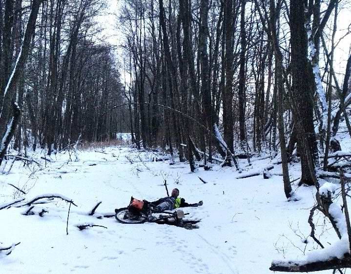 Скорость всё-таки спасла и орг под воду не ушёл. Сергей Мезенов лежит на льду, чтобы максимально распределить нагрузку