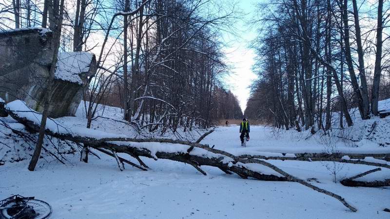 Подъезжаем к опасному участку под очередным разрушенным мостом