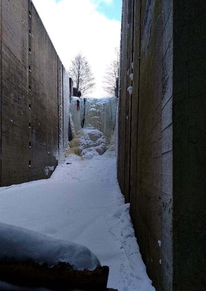 Вид в дырку. Что это там за мужик лезет по замёрзшему водопаду?