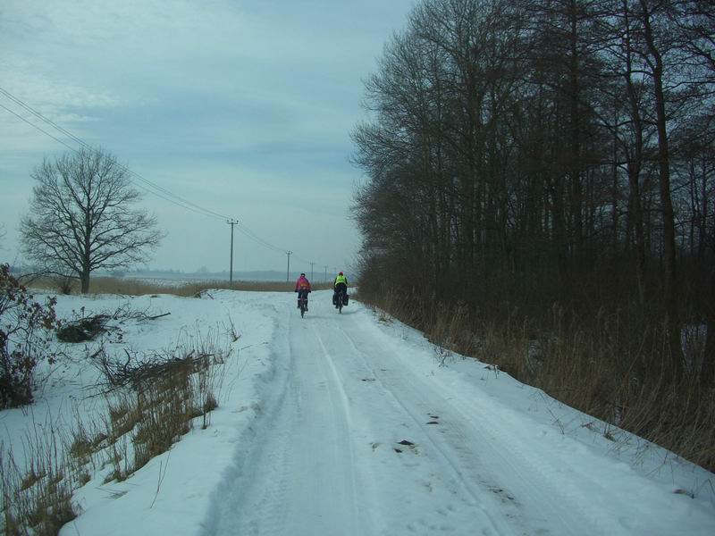 Едем по дамбе в Дюнное <a href='http://koenigbicycle.ru/js/ymapload/mapload.htm?maps/v2106tr.kml&55.2157661818667&21.3777670909028&17&hybrid'><img src='/images/Yandex_Maps_logo_25px.gif'></a> <a href='https://www.google.com/maps?z=15&t=h&q=55.2157661818667,21.3777670909028' target='_blank'><img src='/images/25px-Google_Maps_icon.jpg'></a>