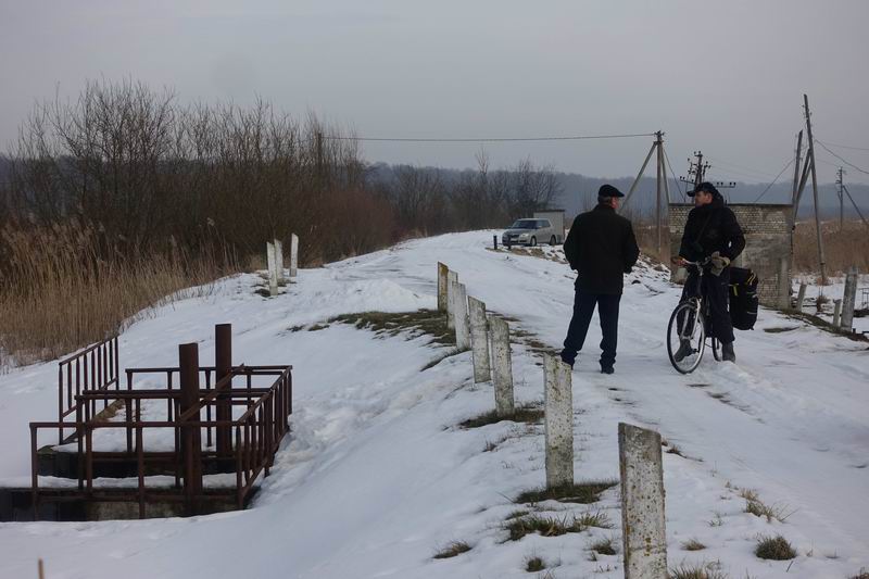 Дмитрий Пасека расспрашивает работника станции о графике ее работы <a href='http://koenigbicycle.ru/js/ymapload/mapload.htm?maps/v2106tr.kml&55.2132284444444&21.3588551111111&17&hybrid'><img src='/images/Yandex_Maps_logo_25px.gif'></a> <a href='https://www.google.com/maps?z=15&t=h&q=55.2132284444444,21.3588551111111' target='_blank'><img src='/images/25px-Google_Maps_icon.jpg'></a>