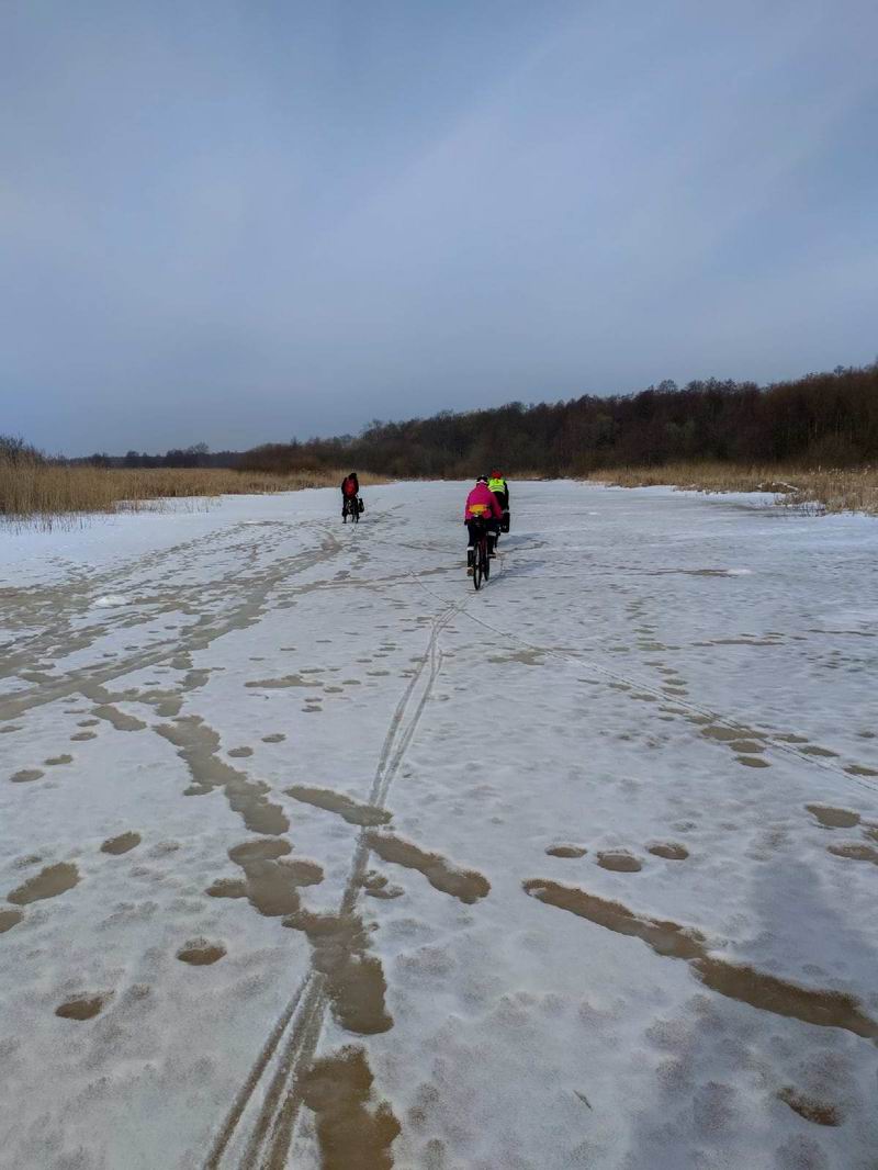 Выехали на лед реки Дальней, проехали первый изгиб реки <a href='http://koenigbicycle.ru/js/ymapload/mapload.htm?maps/v2106tr.kml&55.216868375&21.3539022500139&17&hybrid'><img src='/images/Yandex_Maps_logo_25px.gif'></a> <a href='https://www.google.com/maps?z=15&t=h&q=55.216868375,21.3539022500139' target='_blank'><img src='/images/25px-Google_Maps_icon.jpg'></a>