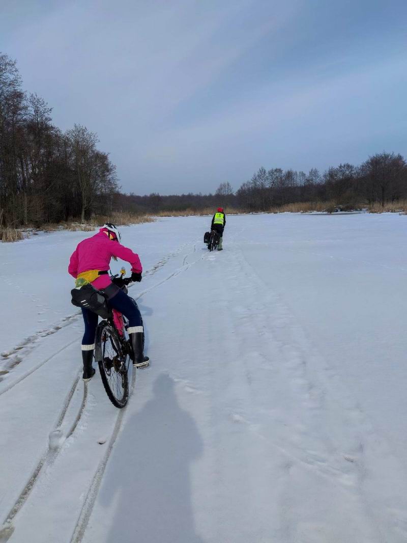 Периодически останавливаемся для оценки состояния льда <a href='http://koenigbicycle.ru/js/ymapload/mapload.htm?maps/v2106tr.kml&55.2188665&21.349606749925&17&hybrid'><img src='/images/Yandex_Maps_logo_25px.gif'></a> <a href='https://www.google.com/maps?z=15&t=h&q=55.2188665,21.349606749925' target='_blank'><img src='/images/25px-Google_Maps_icon.jpg'></a>