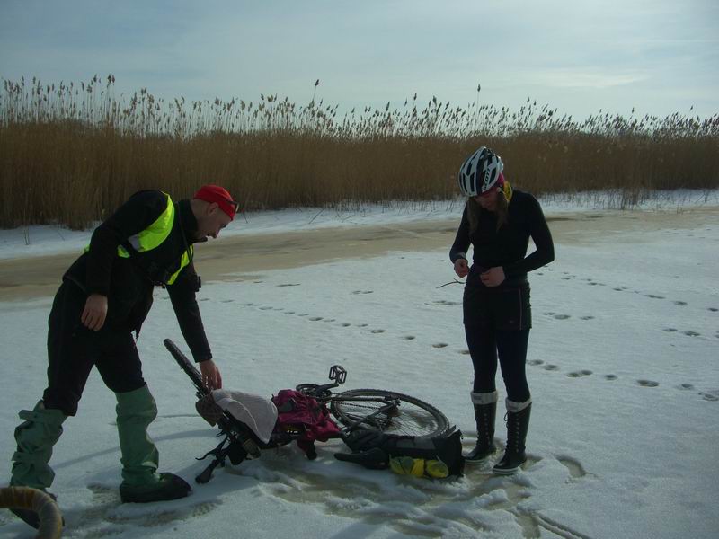 Ольга Соболева переодевается после купания <a href='http://koenigbicycle.ru/js/ymapload/mapload.htm?maps/v2106tr.kml&55.2422964444444&21.2993535555556&17&hybrid'><img src='/images/Yandex_Maps_logo_25px.gif'></a> <a href='https://www.google.com/maps?z=15&t=h&q=55.2422964444444,21.2993535555556' target='_blank'><img src='/images/25px-Google_Maps_icon.jpg'></a>